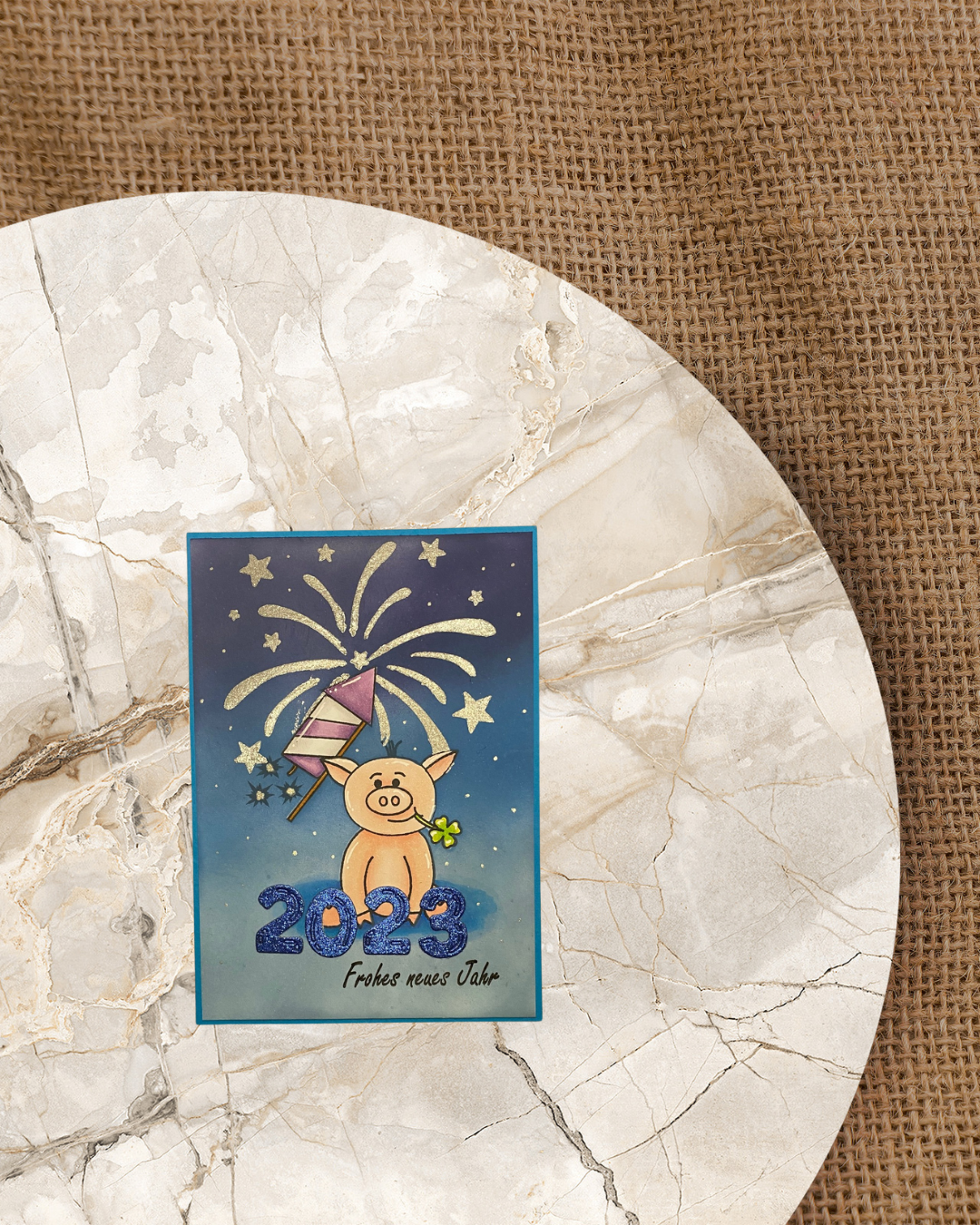 Karte zu Silvester mit Schweinchen, Feuerwerk und Rakete. Text Frohes neue Jahr