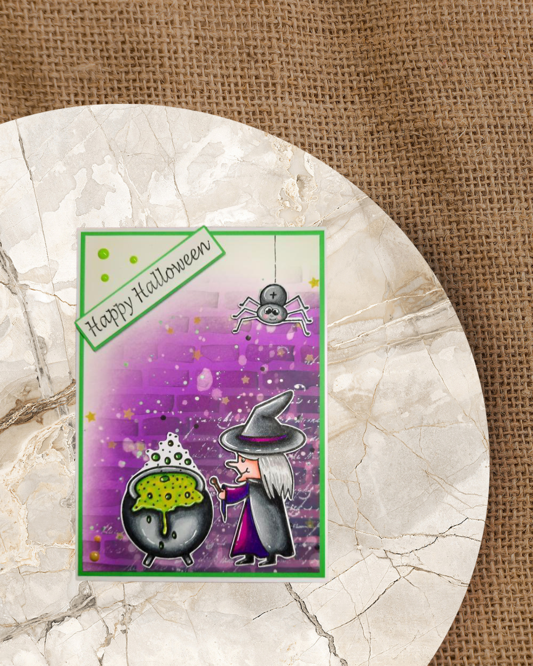 Karte zu Halloween mit Hexe, Kessel, Spinne, Text Happy Halloween