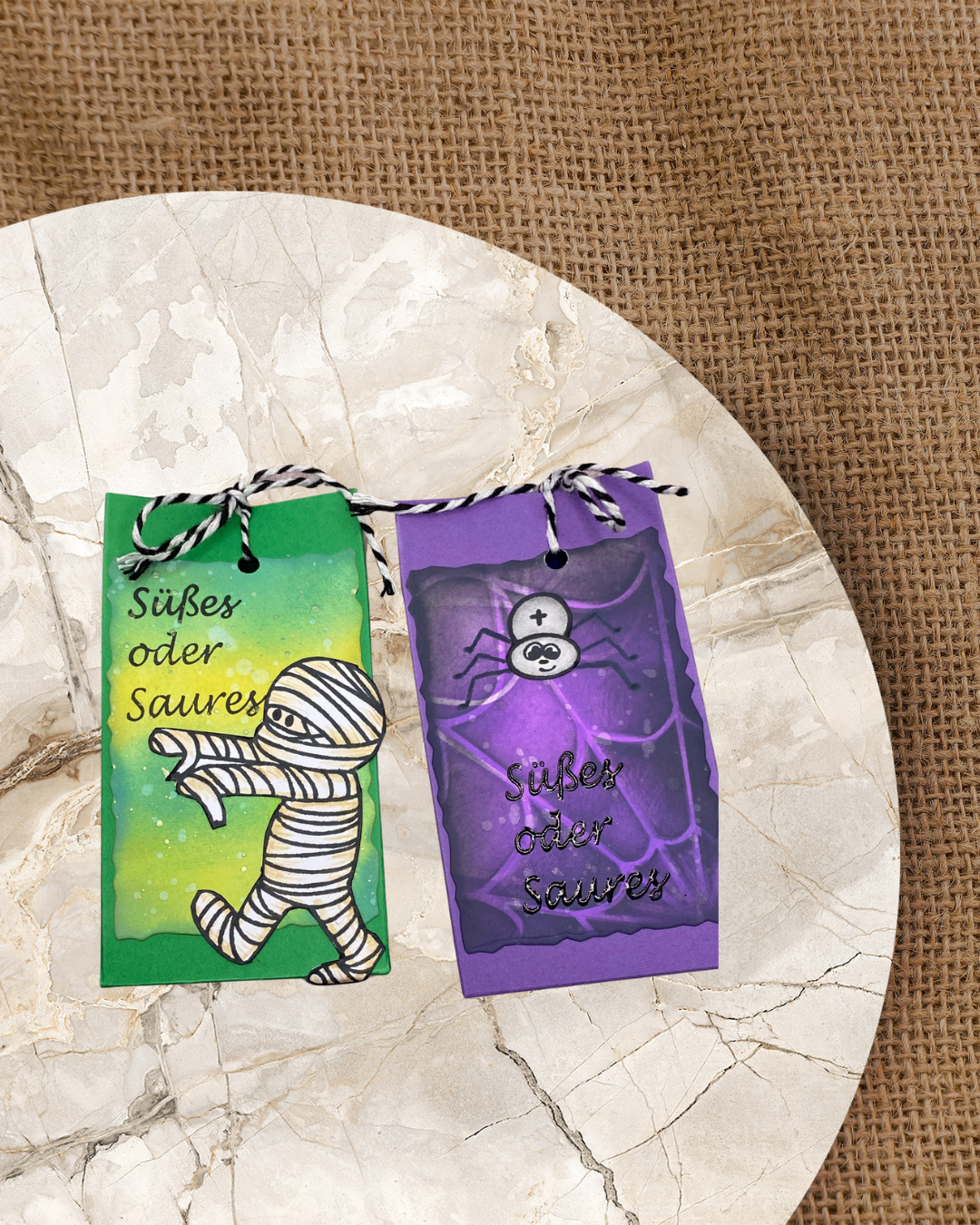 Süßigkeiten Verpackungen mit Mumie und Spinne drauf