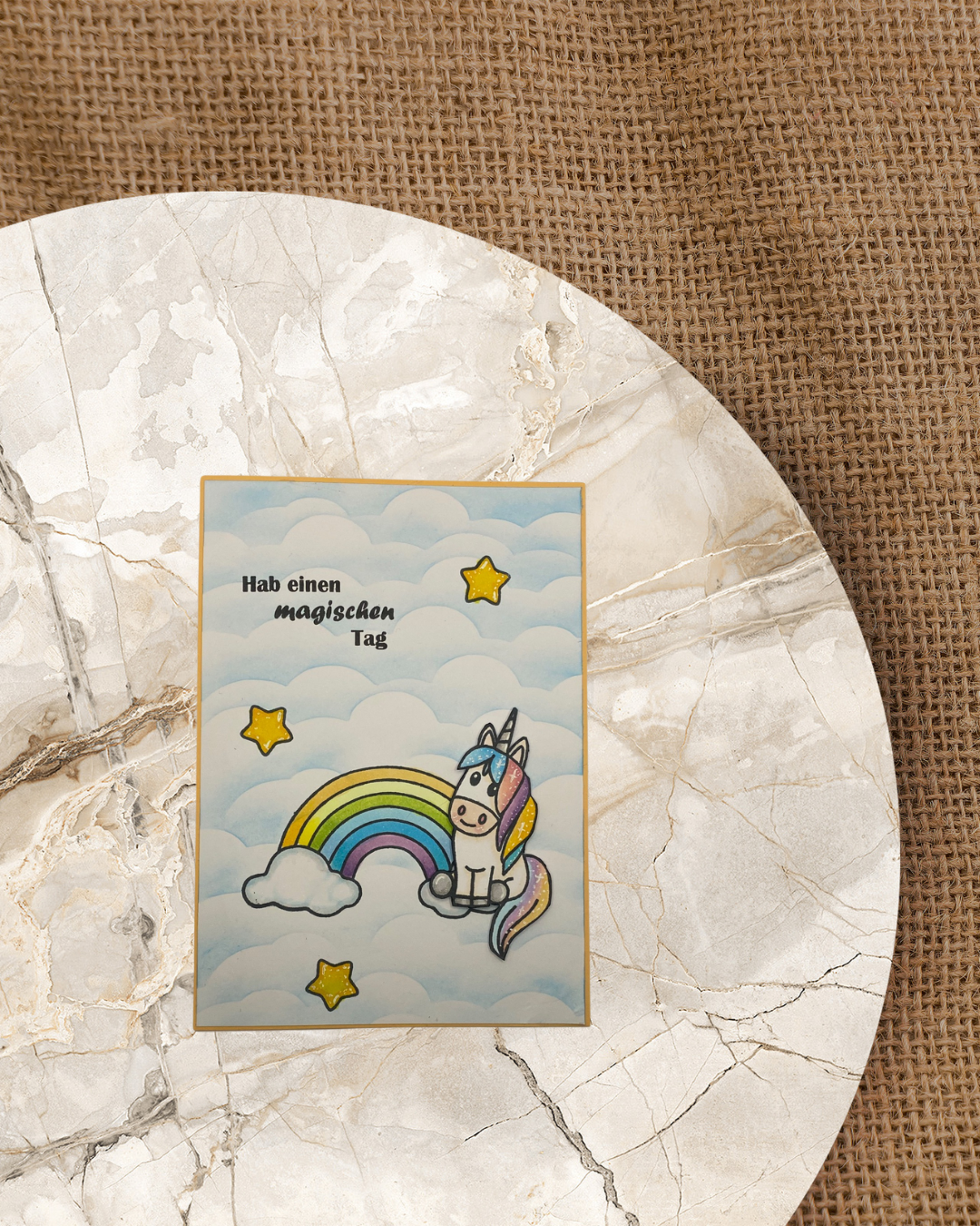 Karte mit Einhorn, Regenbogen, Sterne und Text Hab einen magischen Tag