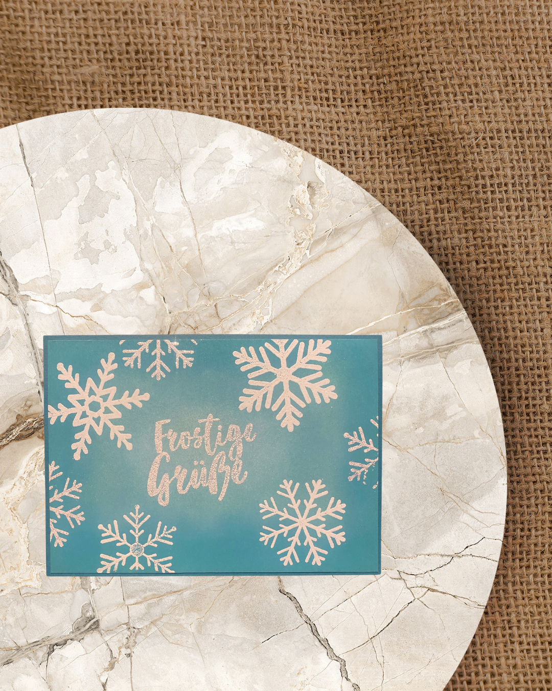 Blaue Karten mit Eiskristallen und Schriftzug Frostige Grüße