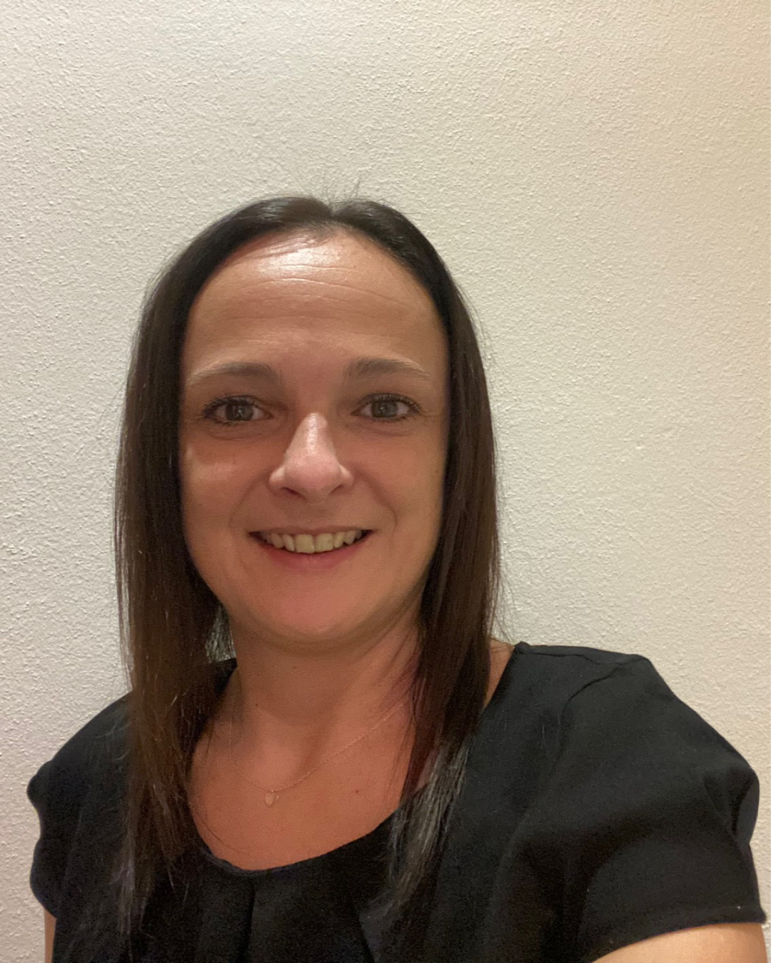 dunkelhaarige Frau