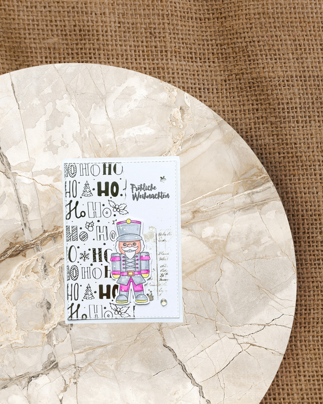 Nussknacker in grau/rosa mit Fröhliche Weihnachten