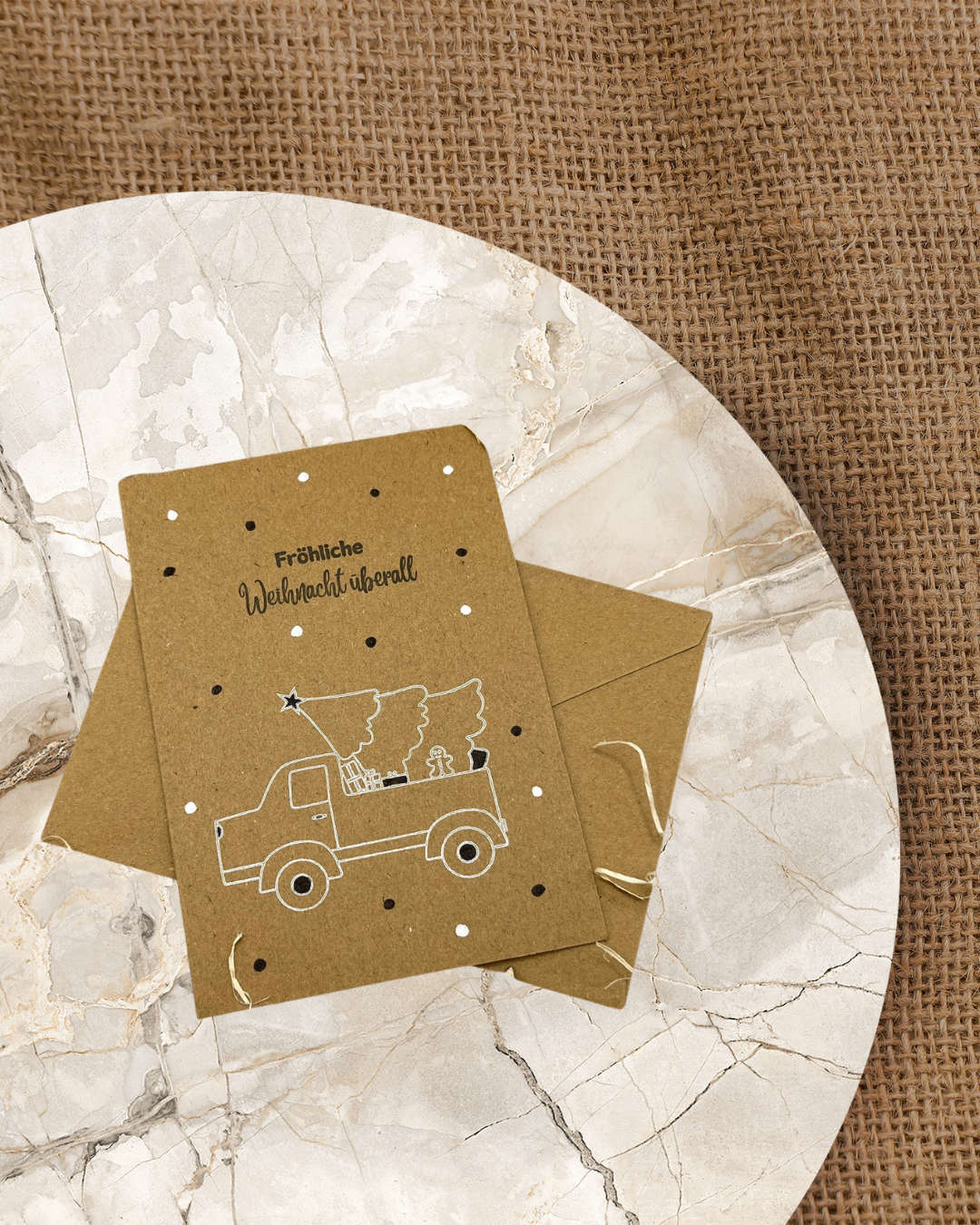 Karte aus Kraftpapier mit einem Weihnachtsstruck in weiß gestempelt und Fröhliche Weihnachten überall