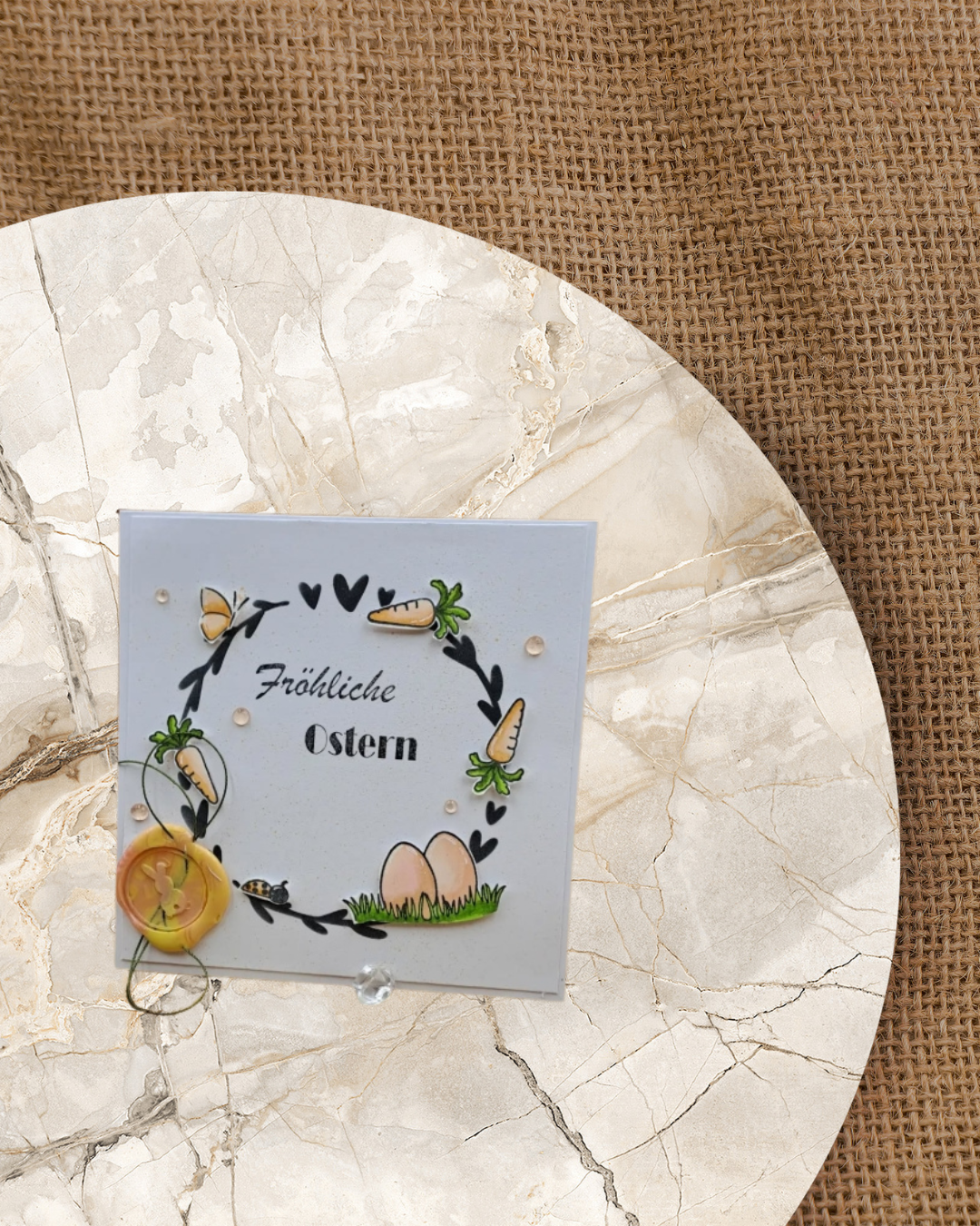 Karte mit Blätterkranz Schmetterling Karotten, Eiern und Fröhliche Ostern
