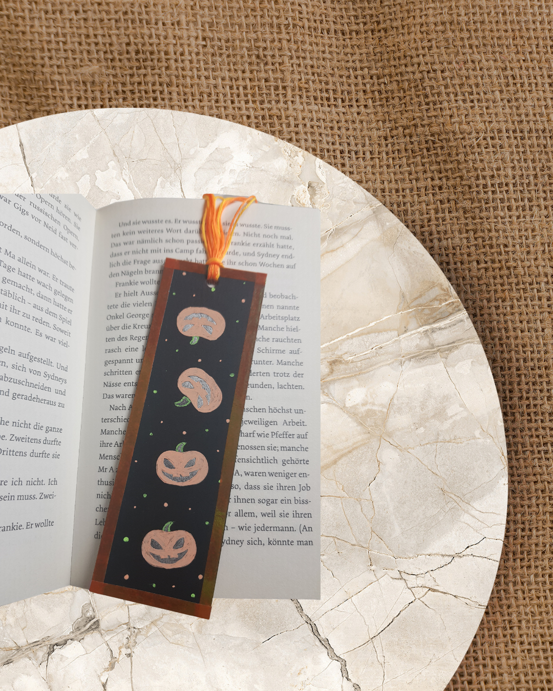 Lesezeichen in Schwarz mit Halloween Kürbisse
