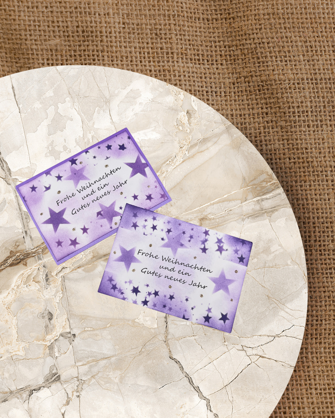 2 Karten mit Lila Sternen in verschiedenen Größen mit Spruch Frohe Weihnachten und ein Gutes neues Jahr