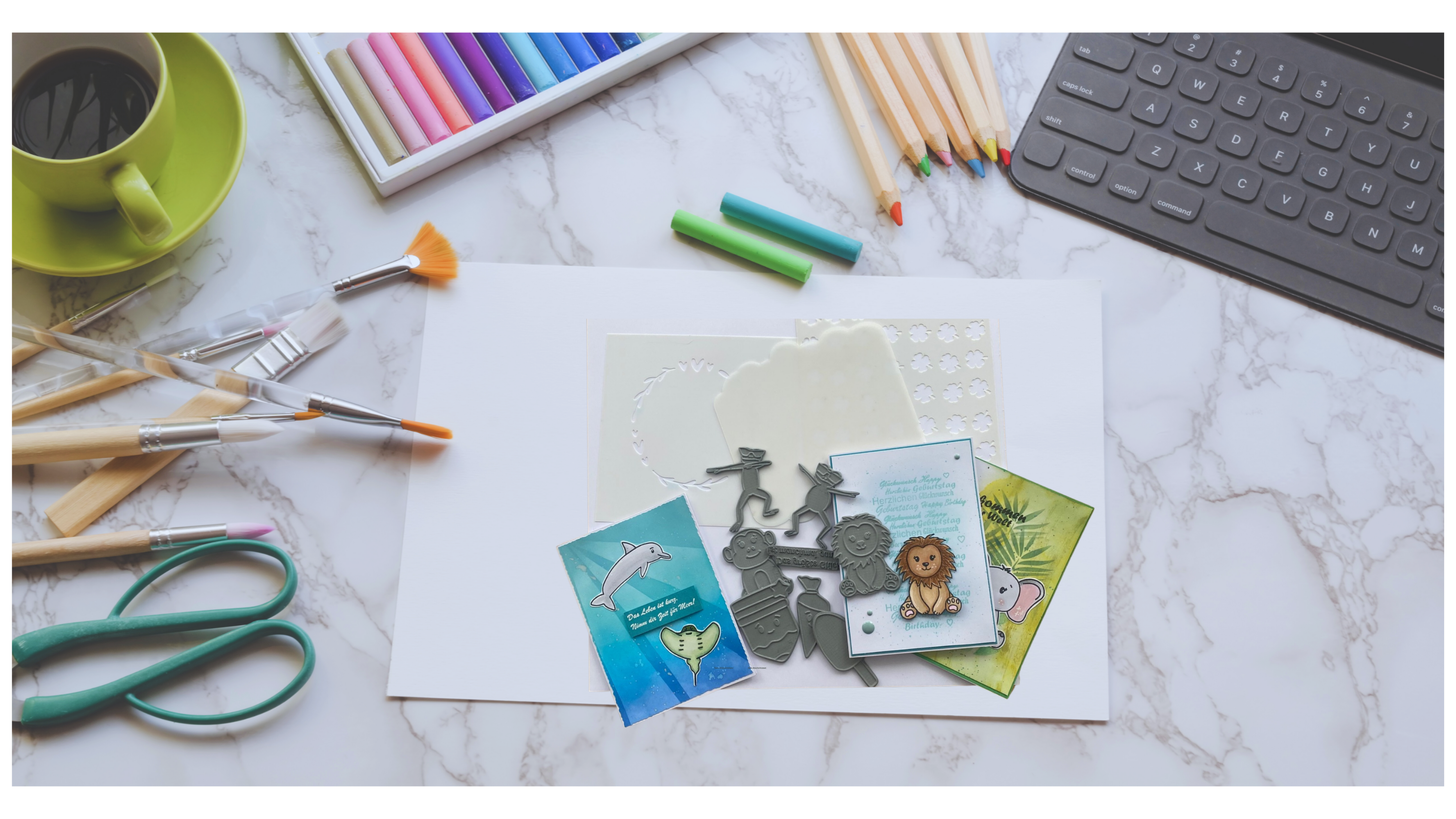 Schreibtisch mit Stempel, Schablonen, Stifte, Pinsle, Schere