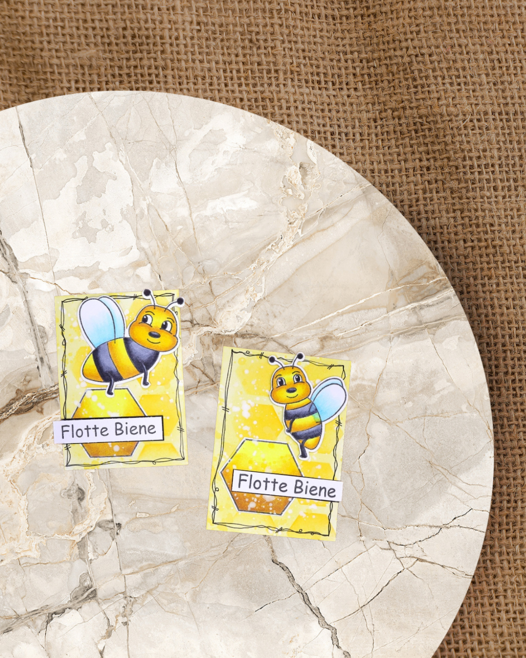 2 ATC mit fliegenden Bienen im HIntergrunde gelbe Waben und dem Spruch Flotte Biene