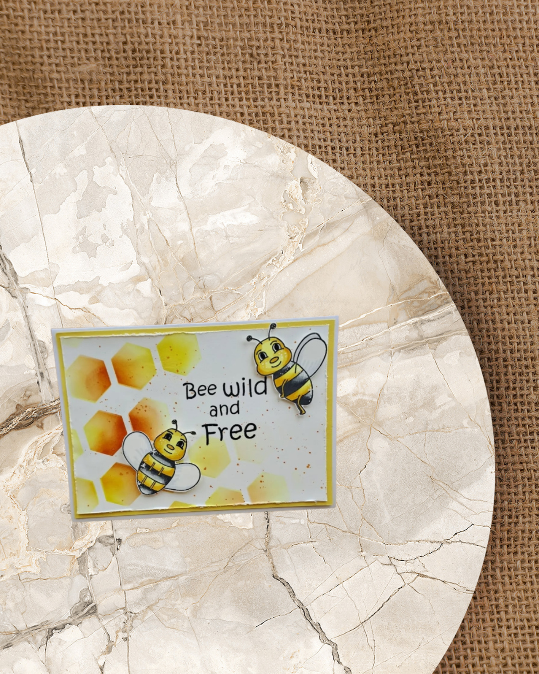 Zwei fliegende Bienen mit Waben im Hintergrund und Spruch Bee Wild and Free