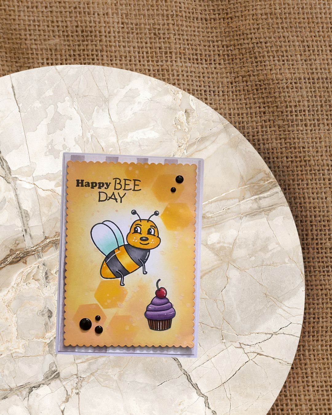 Geburtstagskarte mit einer fliegenden Biene und eine Cupcake. Spruch Happy Bee Day