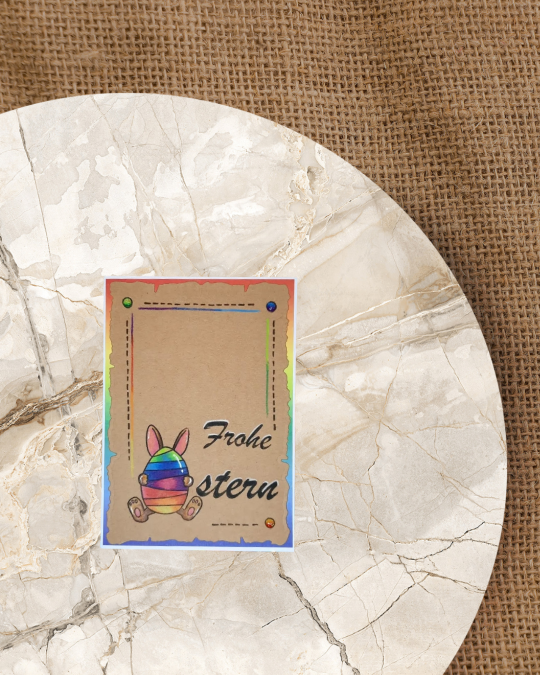 Kraftfarbene Karte mit Bunten Eis mit Hasenohren und Füßen was das O ersetzt bei dem Spruch Frohe Ostern