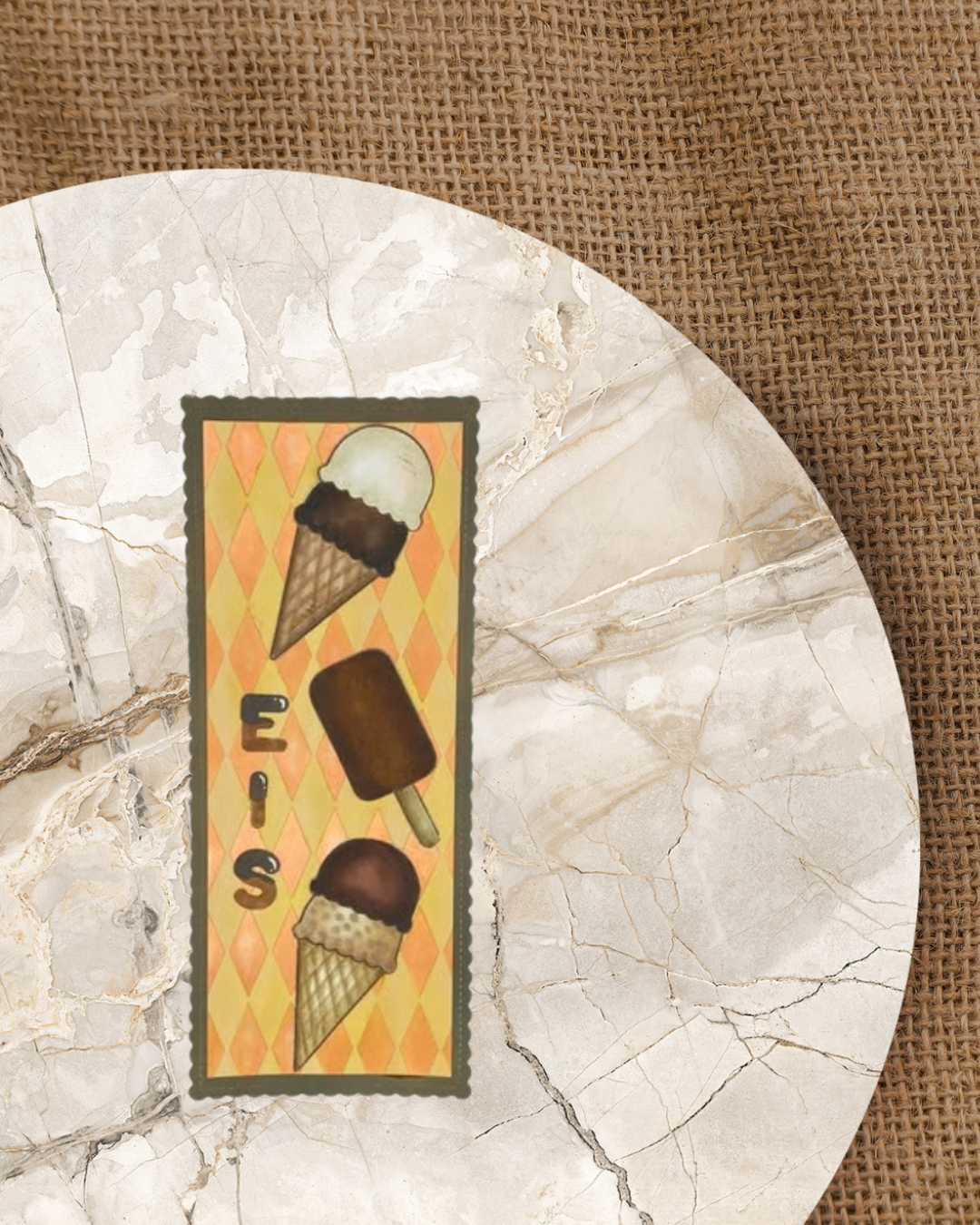 Din Lang Karte mit 2 Eis in der Waffel mit 2 Kugeln Eis und einem Eis am Stiel. Spruch Eis