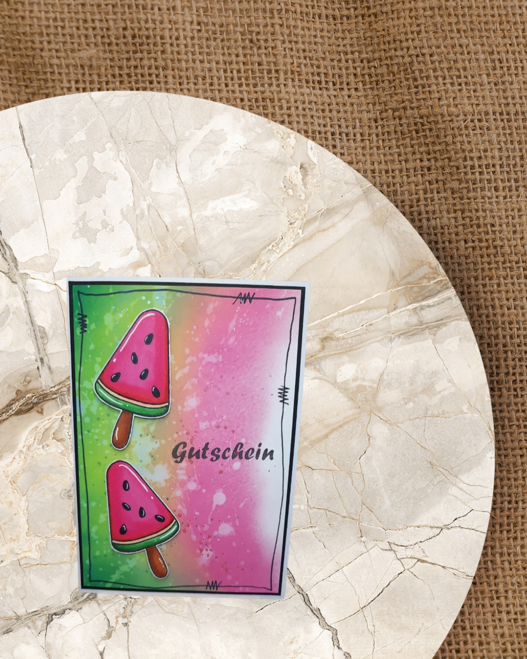 2x Melonen Eis am Stiel mit Spruch Gutschein. Hintergrund in Grün, Rosa. Spruch Gutschein