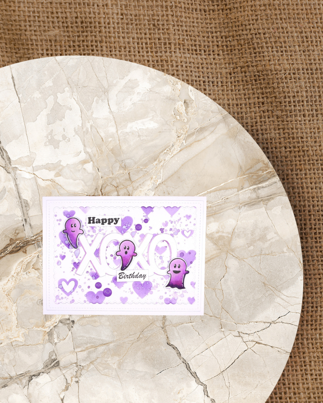 Karte mit 3 Geister in der Farbe Lila. im Hintergrund groß XOXO, Herze und der Spruch Happy Birthday