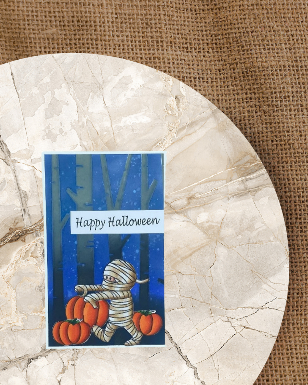 Laufende Mumie auf einer Karte durch einen Wald im dunkeln mit Kürbissen auf dem Boden