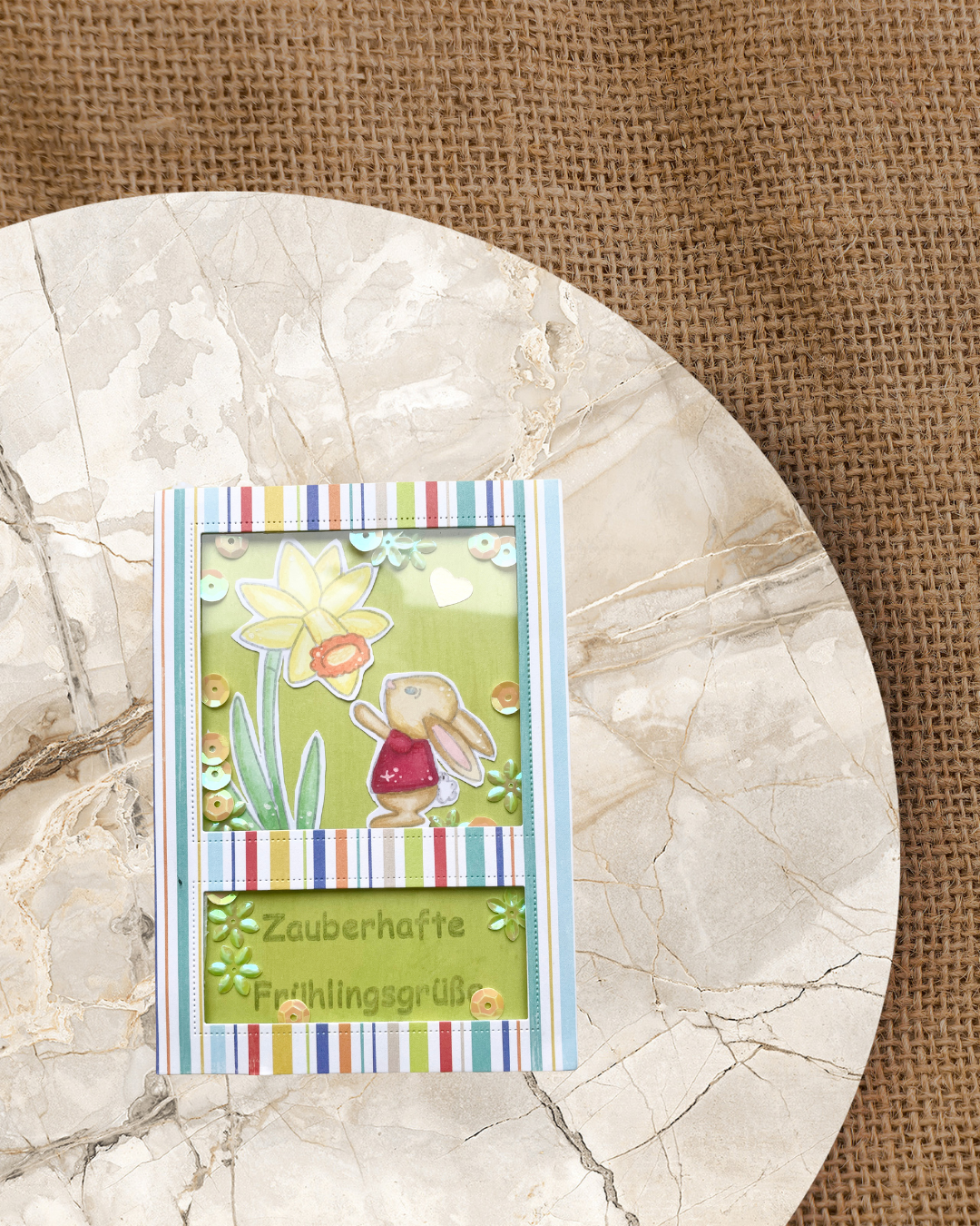 Karte in Bunt mit Hase und einer Narzisse mit Zauberhafte Frühlingsgrüße Spruch