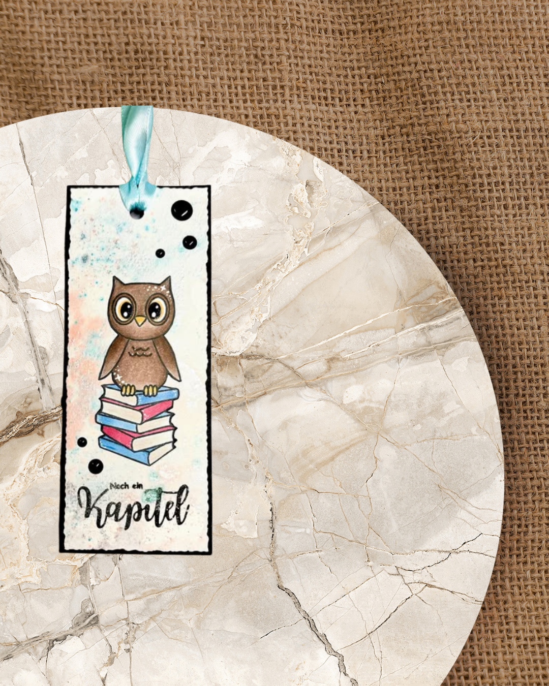 Lesezeichen mit einer Eule die auf einem Bücherstapel sitzt. Dazu der Spruch Nur noch ein Kapitel
