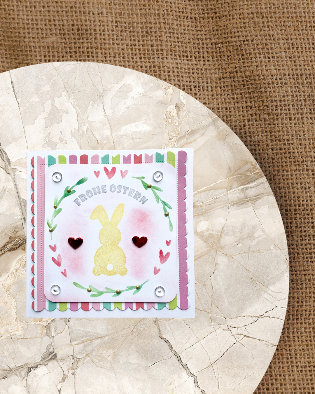 Karte zu Ostern mit Hase floralem Kranz und Frohe Ostern