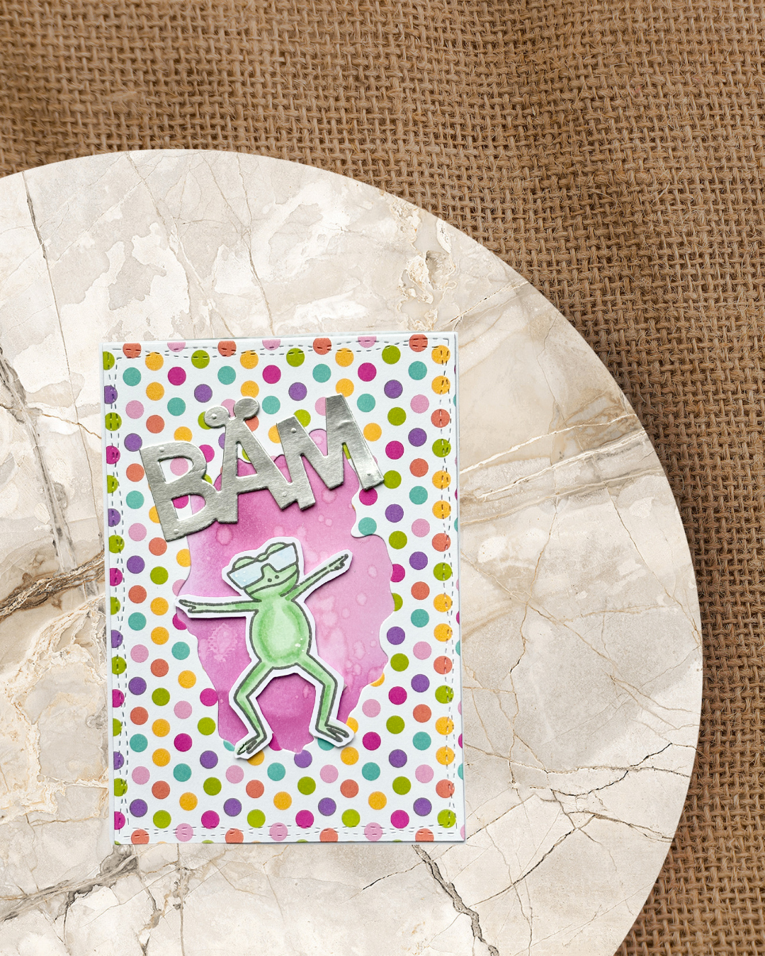 Karte mit tanzendem Frosch und Schriftzug Bäm