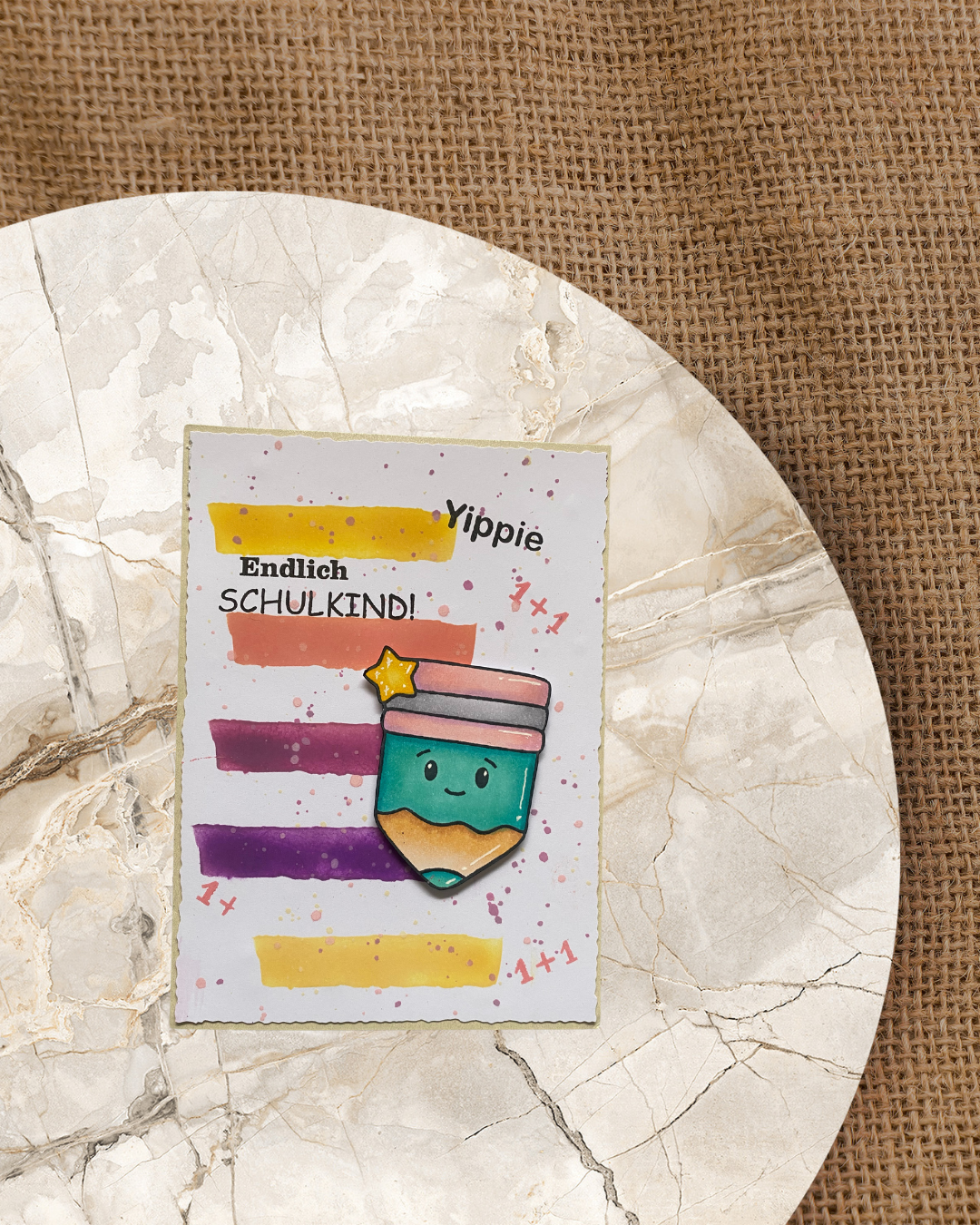 Karte mit einem Stift und endlich Schulkind