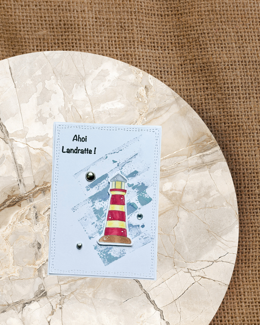 Karte mit Leuchtturm und Aufschrift Ahoi Landratte