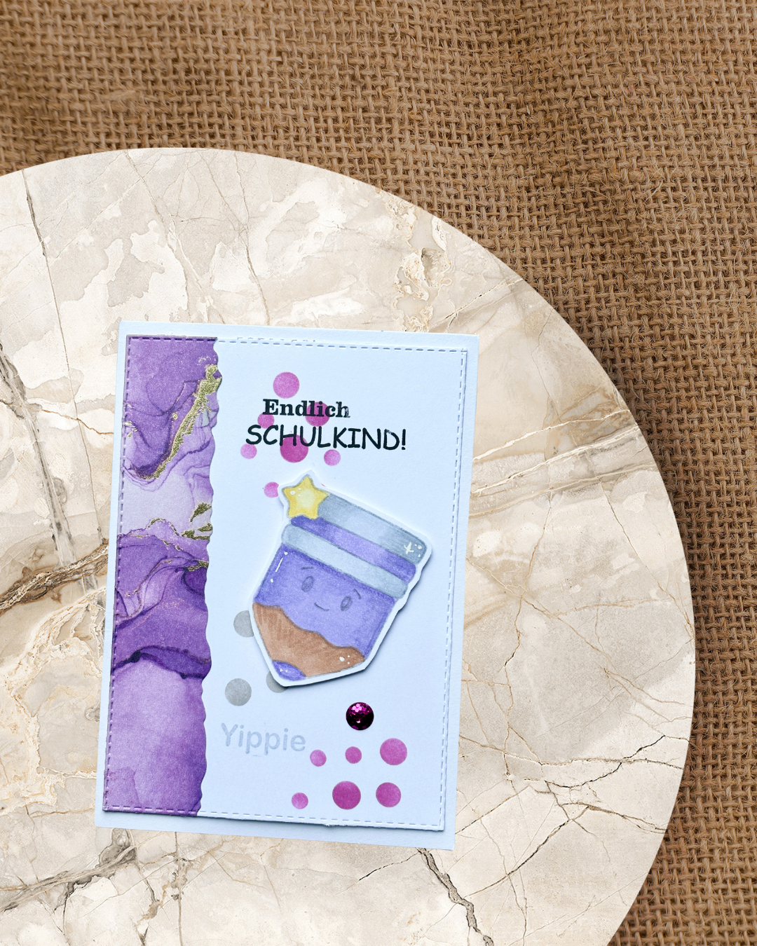 Karte zur Einschulung mit einem Stift und Endlich Schulkind