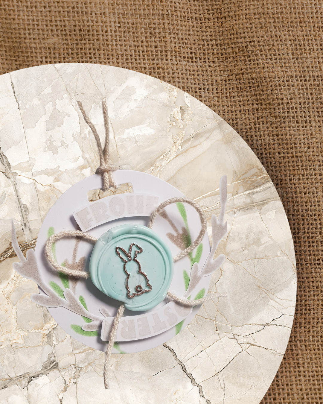 Runder Anhänger mit Frohe Ostern und Siegelwachs mit Hase