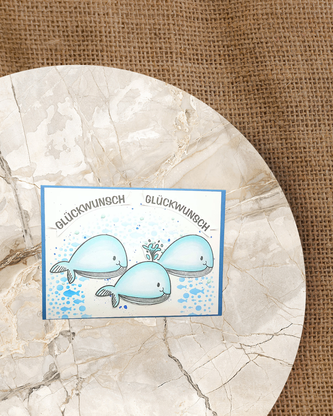 Karte mit 3 Wahlen und im Hintergrund kleine Fische mit Blubberblasen. Spruch Glückwunsch