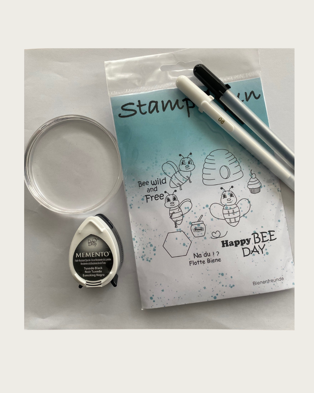 Stempel Starterset mit Stempelset Bienenfreunde, Acrylblock groß, Memento Stempelkissen klein, Gelly Roll Stift in Schwarz und Weiß