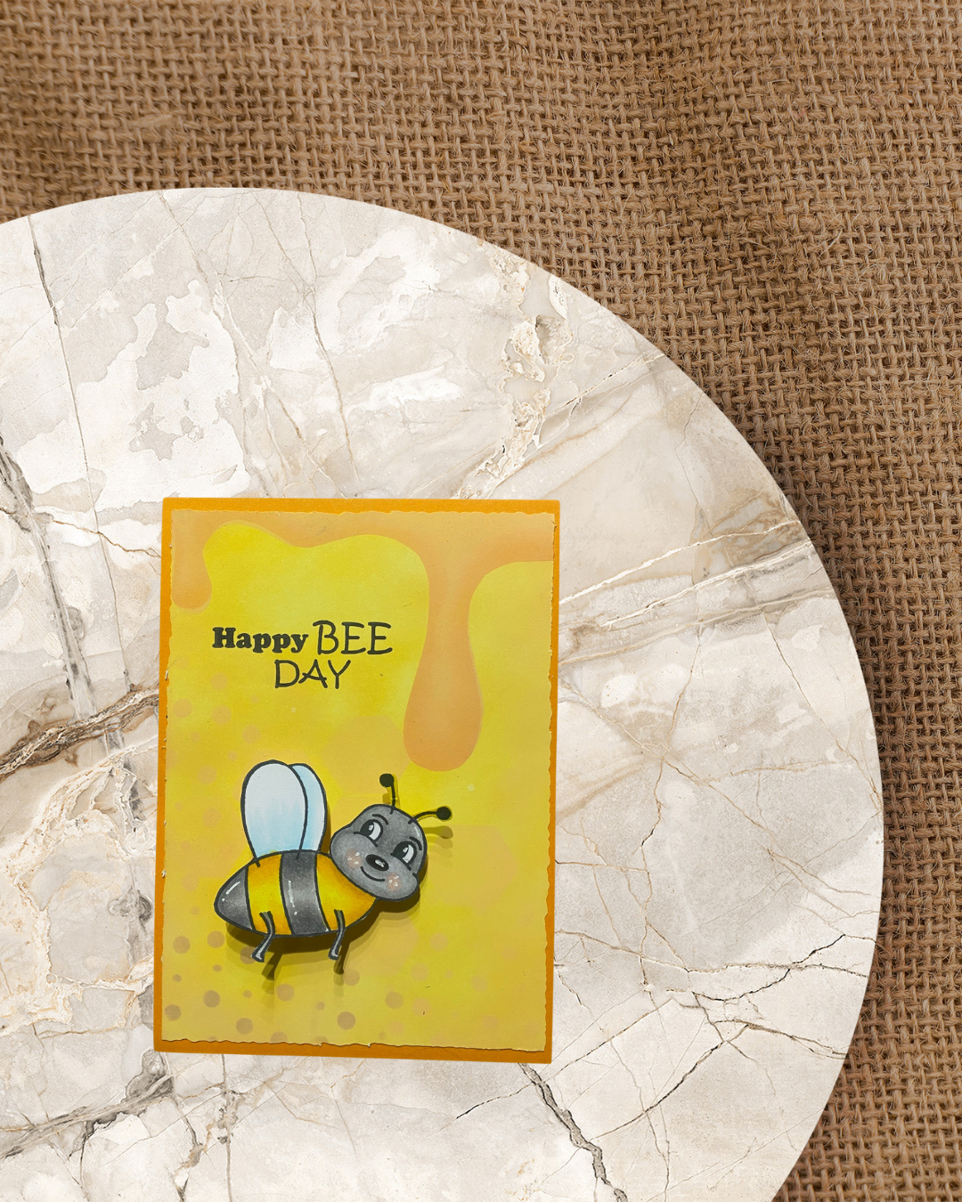 Bienen die wackelt auf einer Karte mit Honigwaben und Tropfen. Als Spruch Happy Bee Day