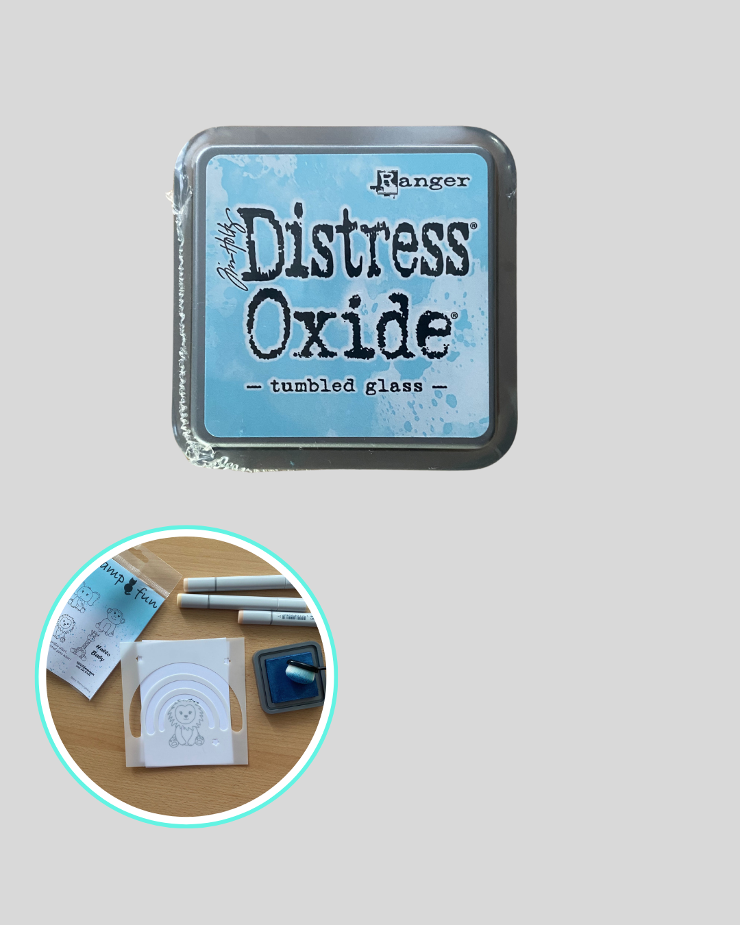 hellblaues Farbkissen um Hintergründe auf Karten zu wischen in Kombination mit Stencils