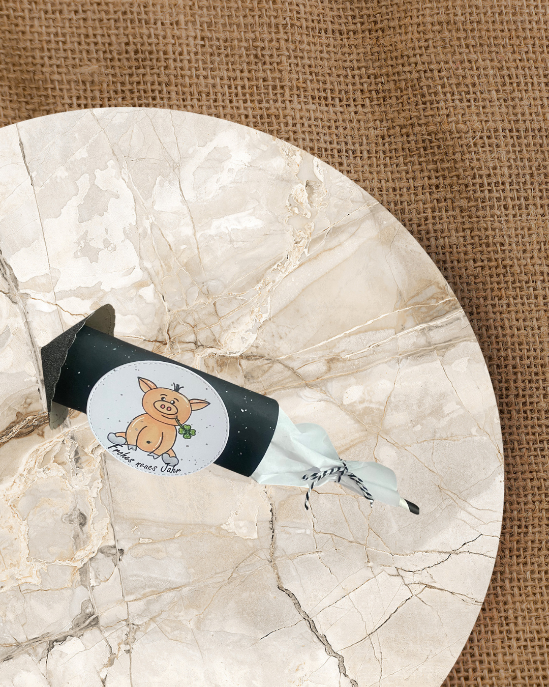 Rakete aus Papier mit einem Glücksschweinchen und Frohes neues Jahr