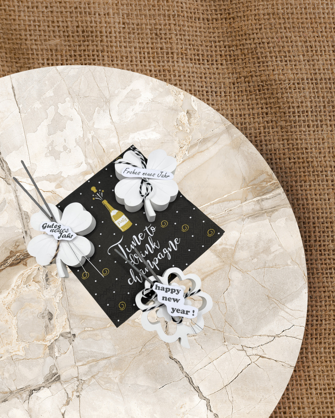 Gegossene Kleeblätter mit Sternspitzer und Sprüche Frohes neues Jahr, Happy New Year, Gutes neues Jahr