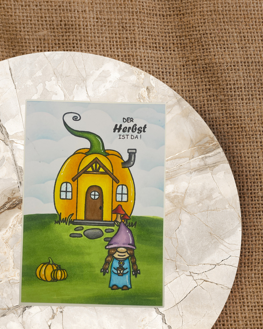 Karte mit einem Stempel erstellt. Kürbishaus, Kürbisse Gnom Frau und mit Text der Herbst ist da