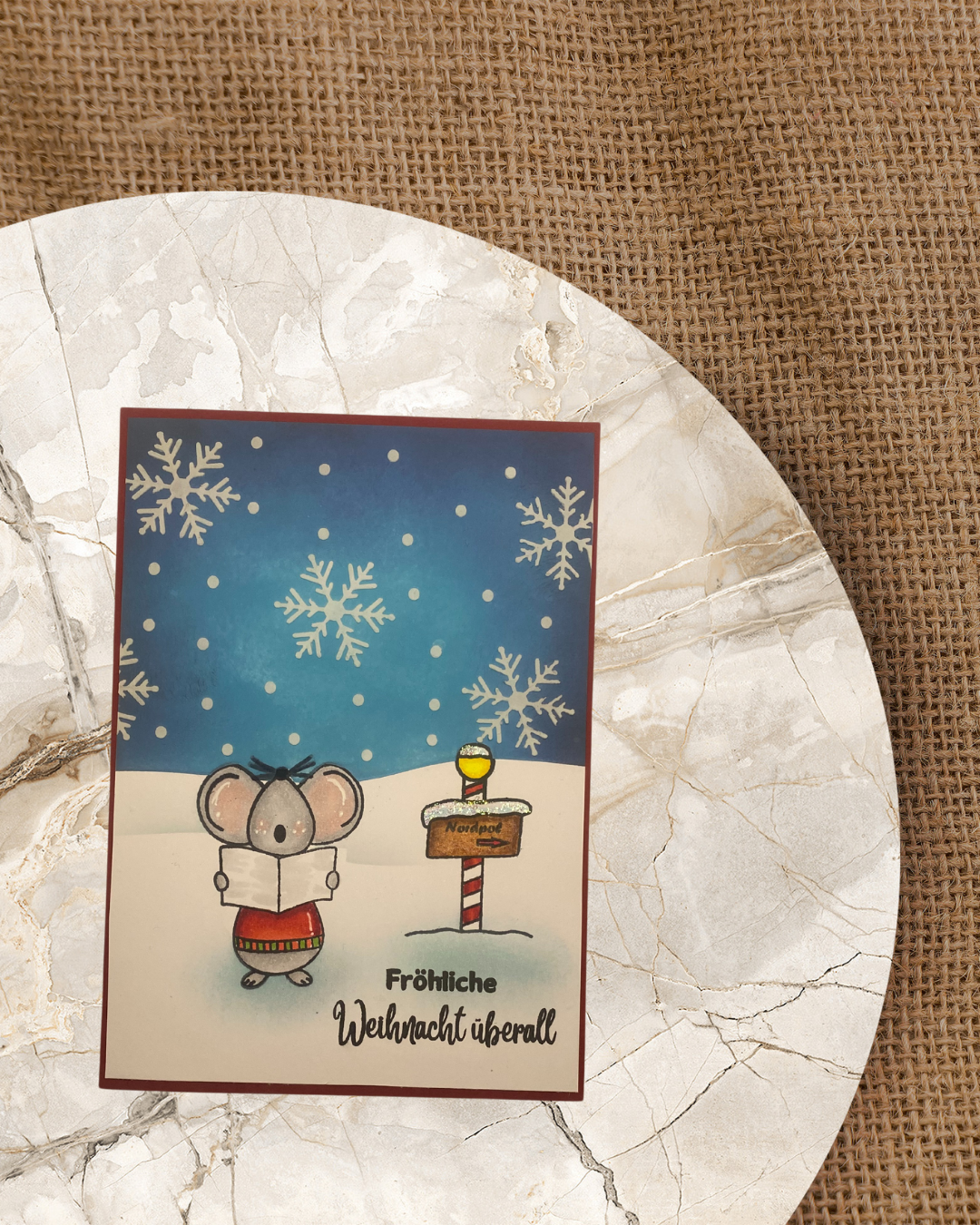 Karte mit singender Maus und Schneefall. Text Fröhliche Weihnacht überall 