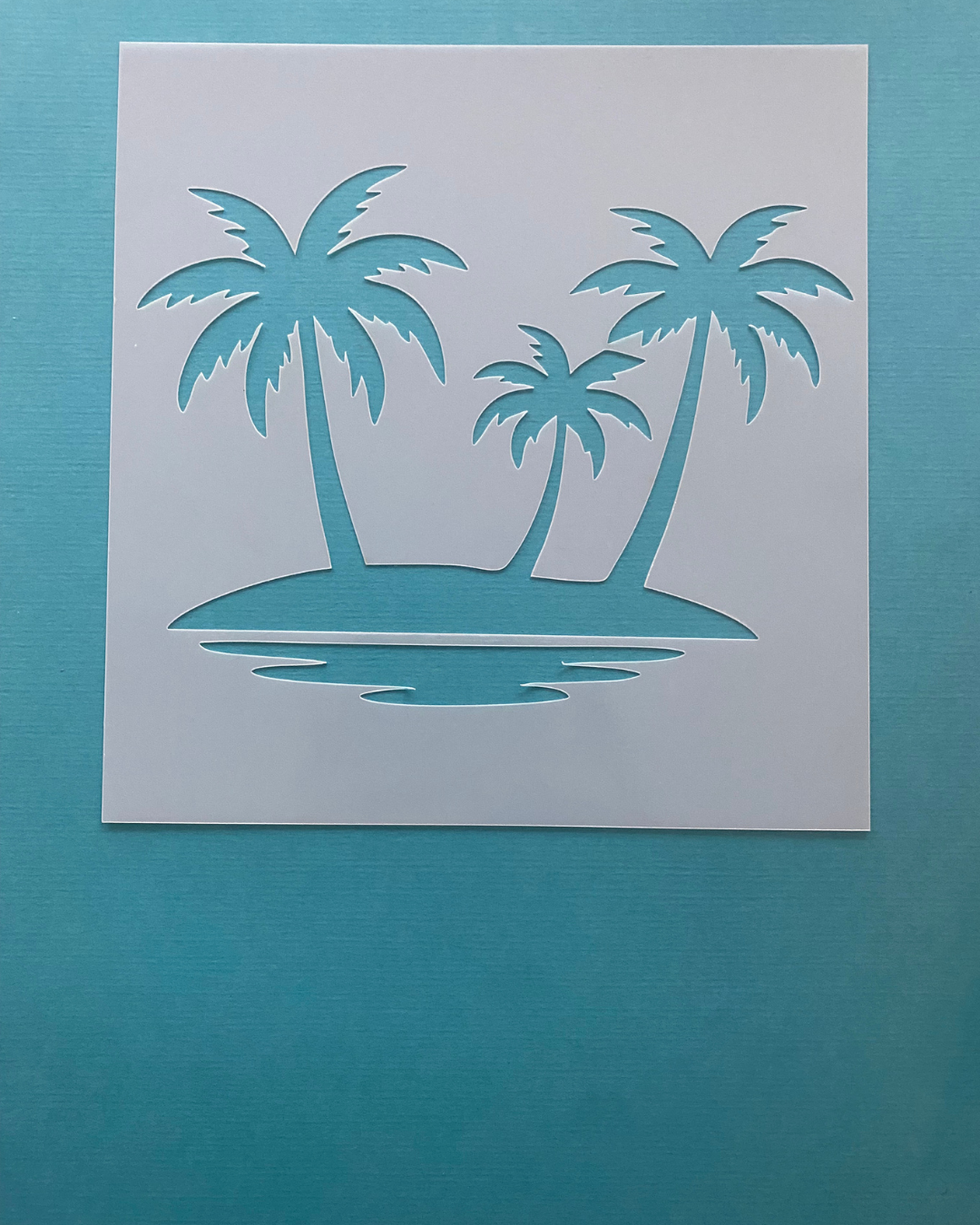 Stencil/Schablone mit 3 Palmen auf einer Insel mit einem Wasserspiegel davor zur Hintergrundgestaltung von Karten.
