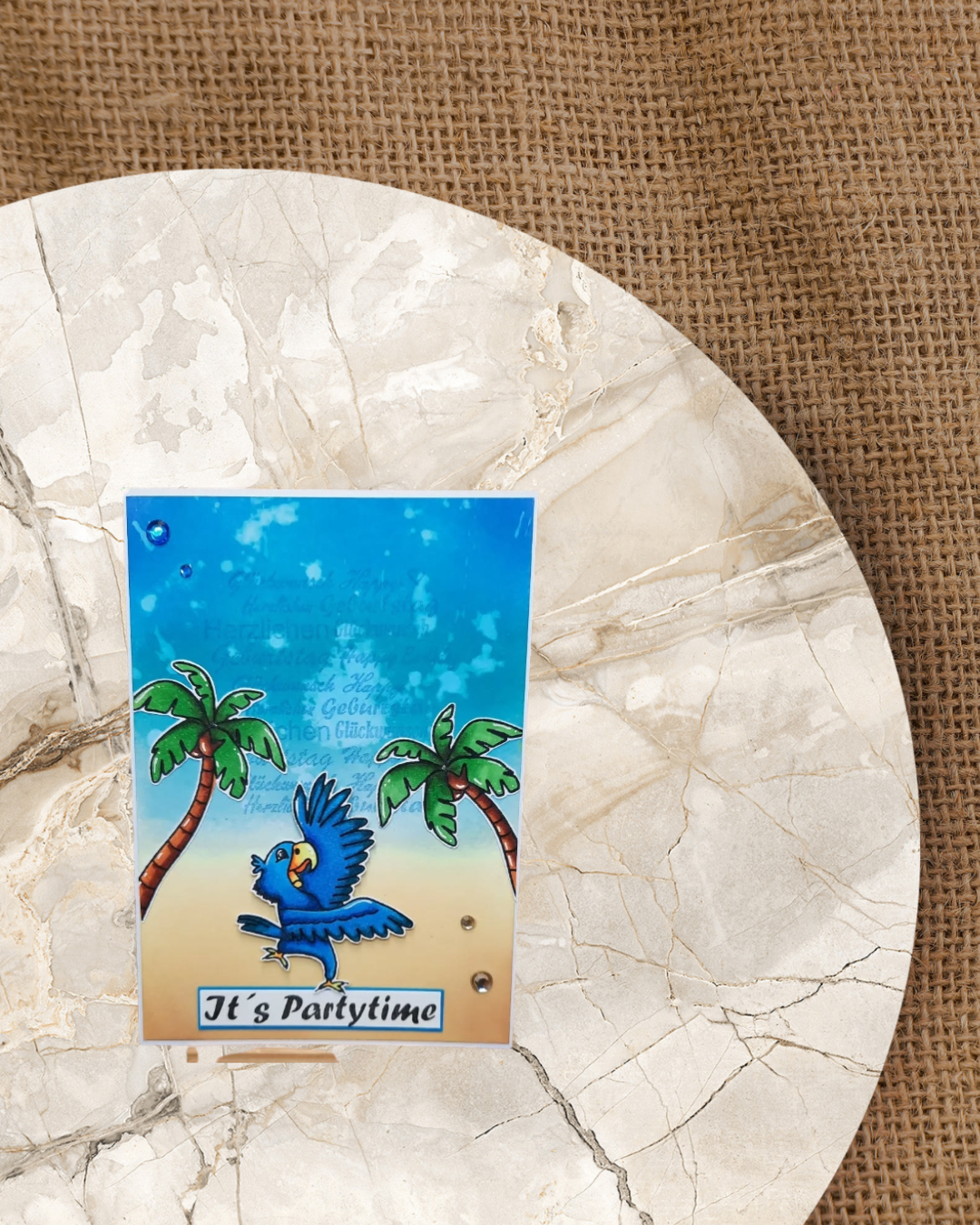 Tanzender Papagei am Stand mit 2 Palmen auf der Seite reinragend. Spruch It´s Partytime 