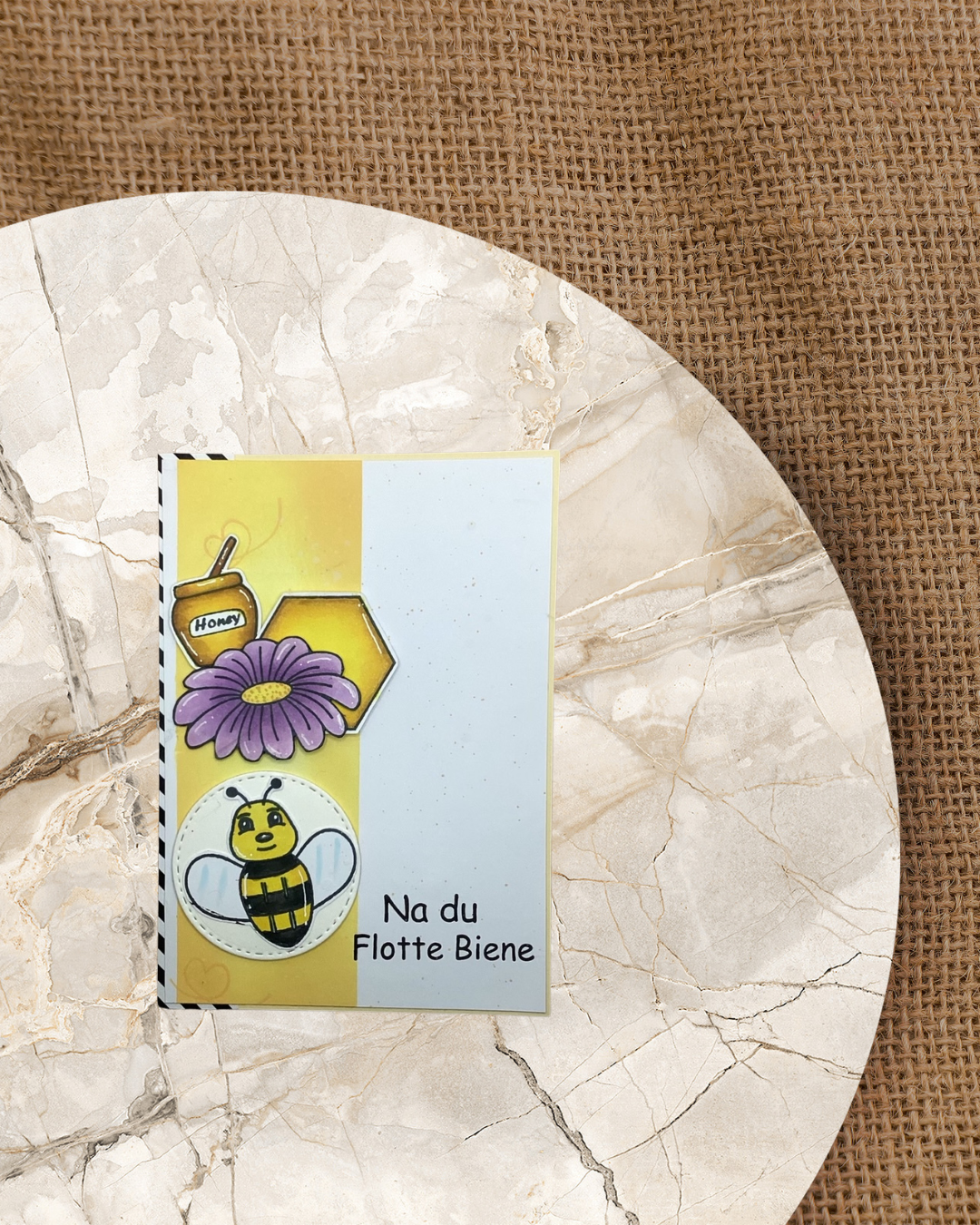 Karte mit Biene Blume, Honigtopf, Wabe und Text Na du Flotte Biene 