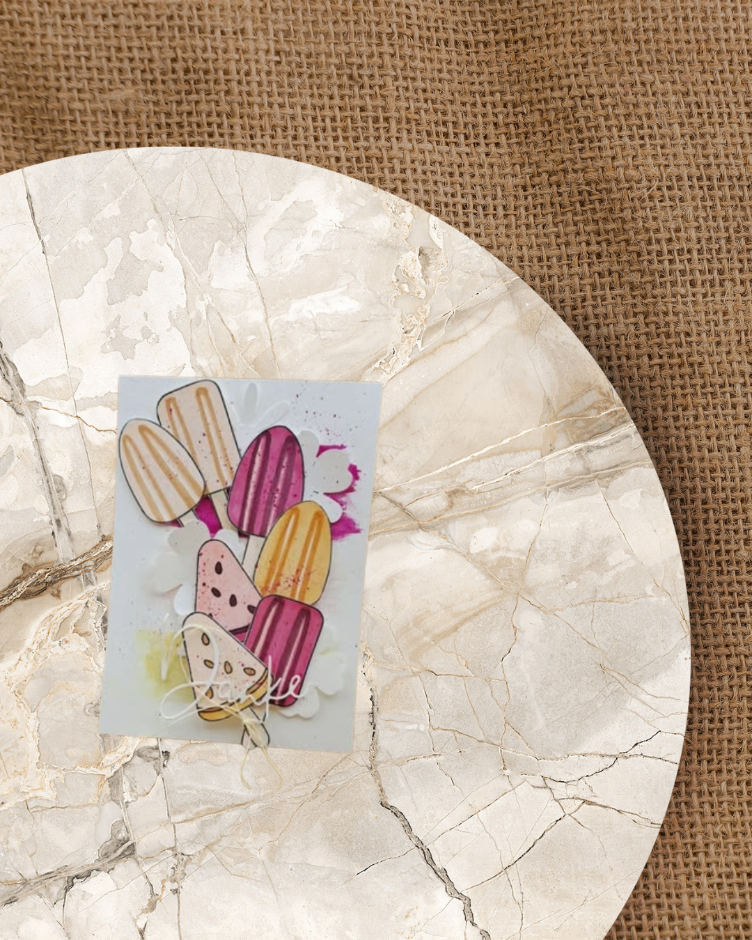 3 verschiedene Eis am Stief in den Farben orange, lila, rosa und creme 