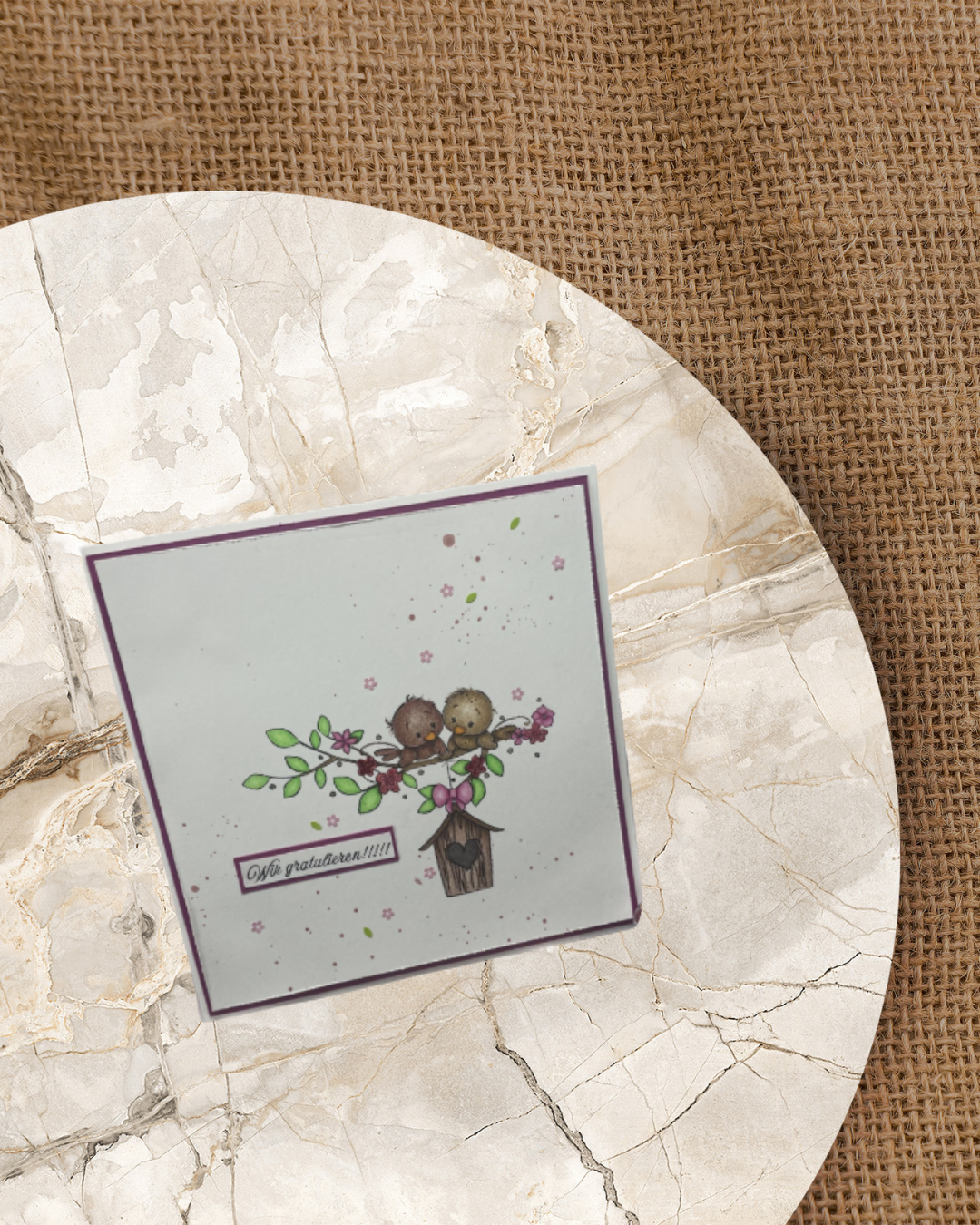 Karte mit 2 Vögel auf einem Ast sitzend mit einem Vogelhaus darunter. Spruch Wir gratulieren