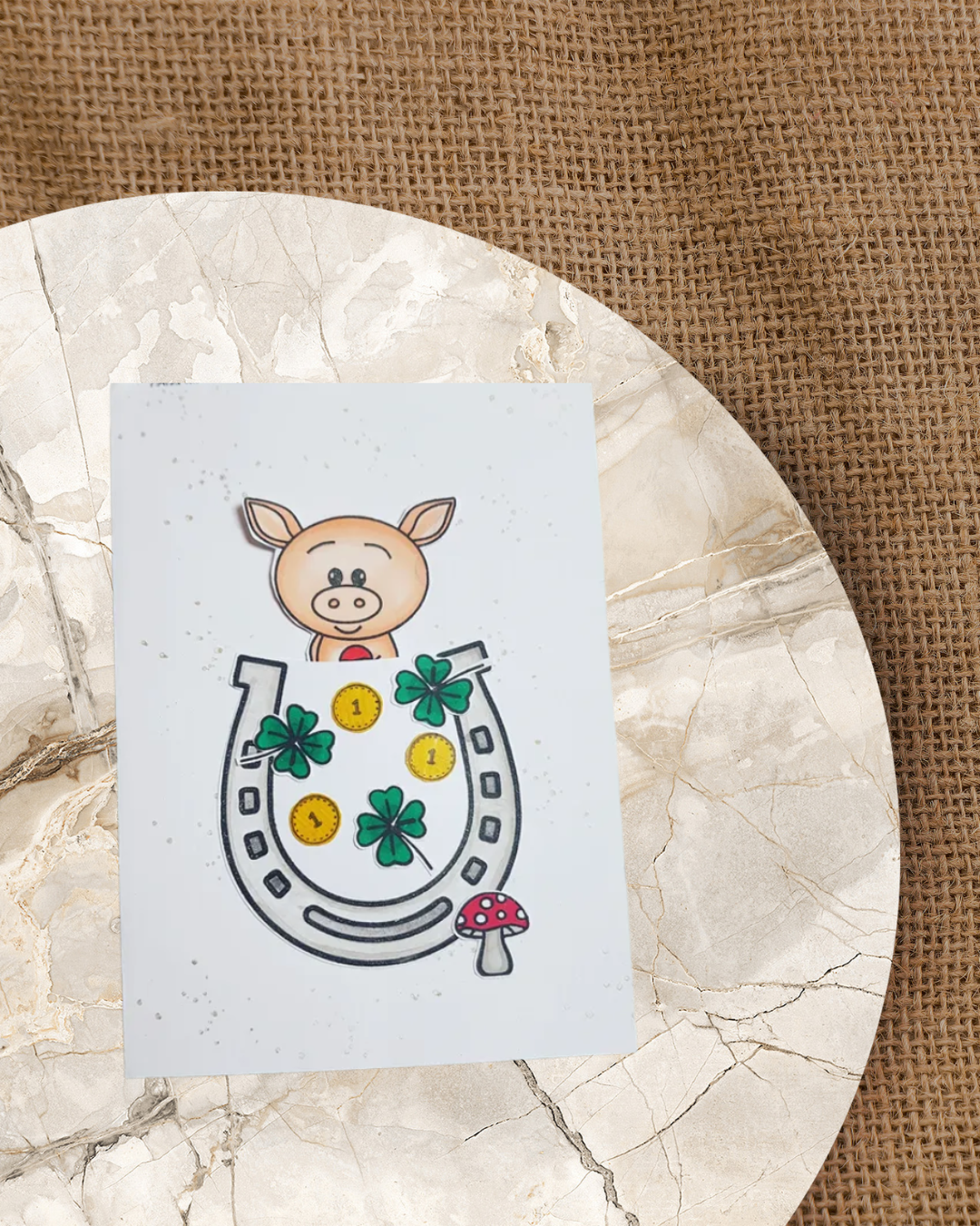 Interaktivkarte mit einem großen Hufeisen, 1 Cent, Münzen, einem Glückspilz und kleine Kleeblätter. Aus dem Hufeinsen schaut ein Scheinchen raus.