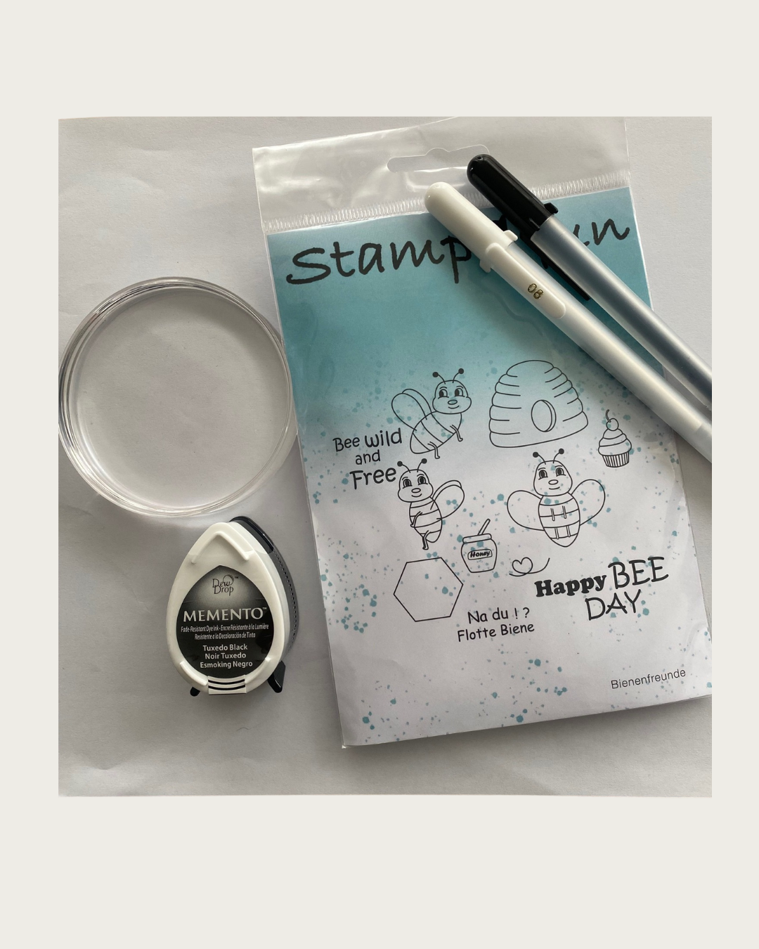 Stempel Starterset mit Stempelset Bienenfreunde, Acrylblock groß, Memento Stempelkissen klein, Gelly Roll Stift in Schwarz und Weiß 