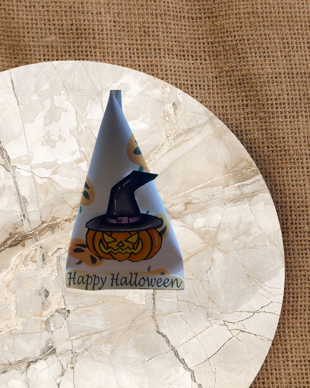Eine kleine Goodie Verpackung mit zu Halloween mit vielen kleinen Kürbissen drauf. Auf der Vorderseite ein großer Kürbis mit einem Stempel abgedruckt ausgemalt und ausgeschnitten. Text Happy Halloween   
